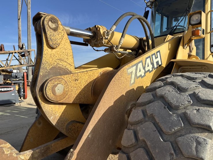 2002-deere-744h-image-12