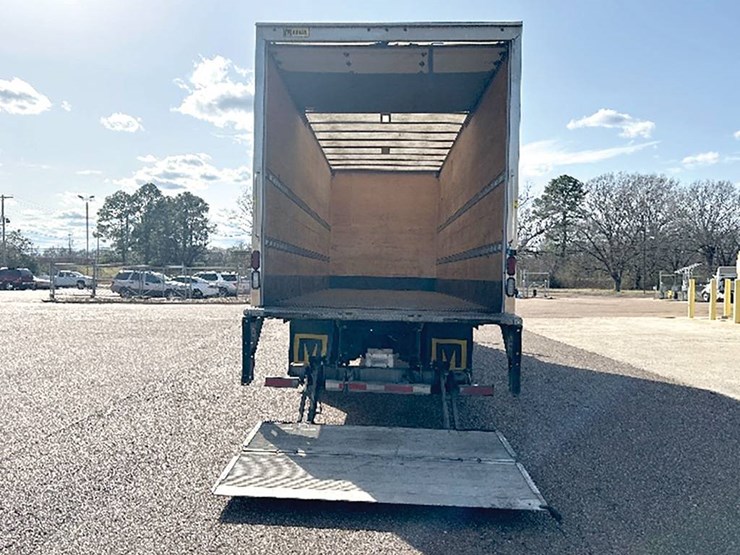 freightliner-m2-106-image-3