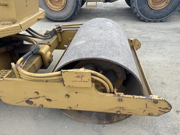 2017-caterpillar-cs-323-image-18