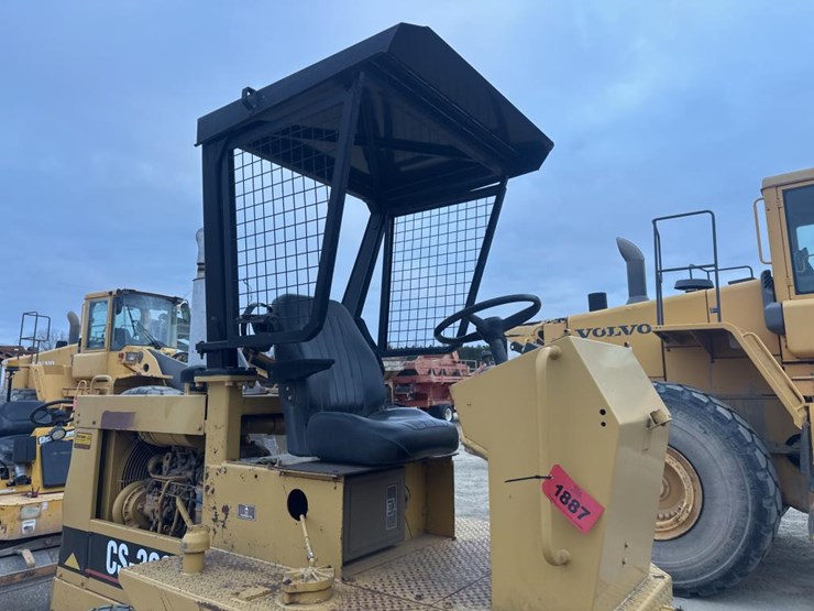 2017-caterpillar-cs-323-image-14