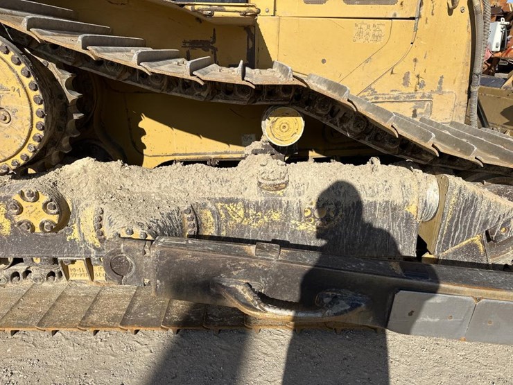 2012-caterpillar-d6t-image-45