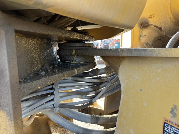 2002-deere-744h-image-24