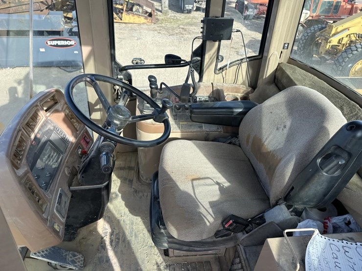 2002-deere-744h-image-30