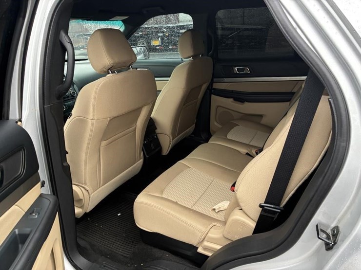 2016-ford-explorer-image-10