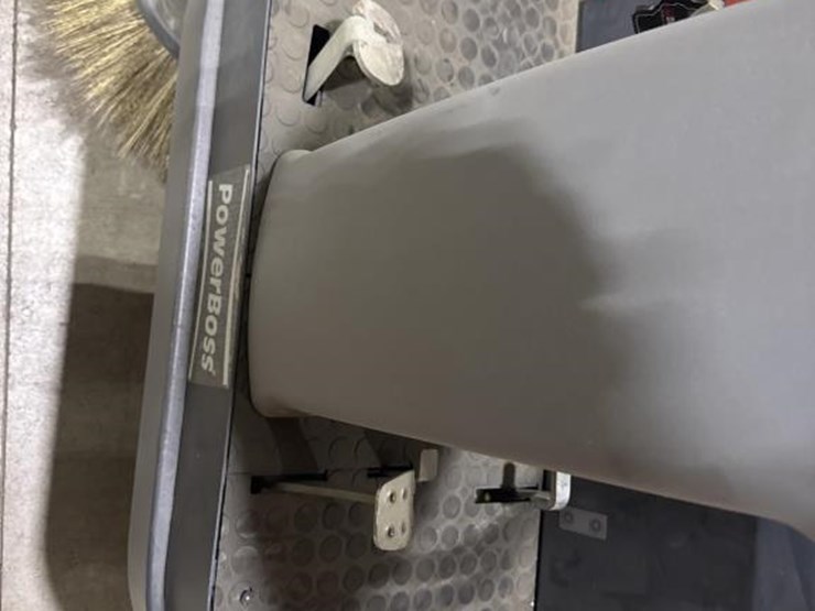 #3874-•-power-boss-apex-47-ride-on-sweeper-image-10