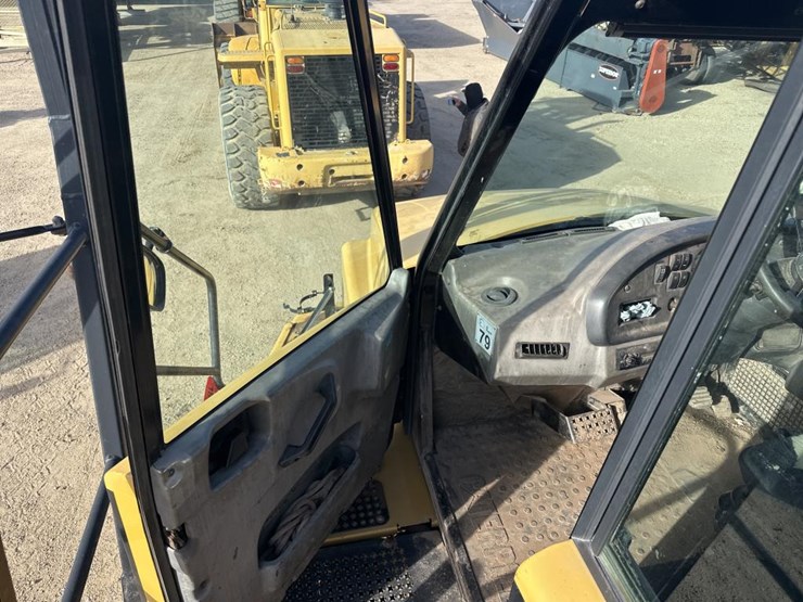 2010-caterpillar-740-image-29