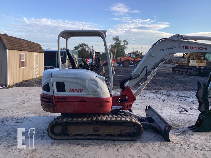 2016-takeuchi-tb240-image-5