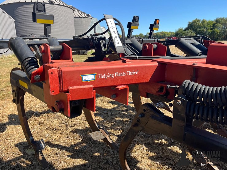 case-ih-530b-ecolo-tiger-9-shank-disk-ripper-image-19