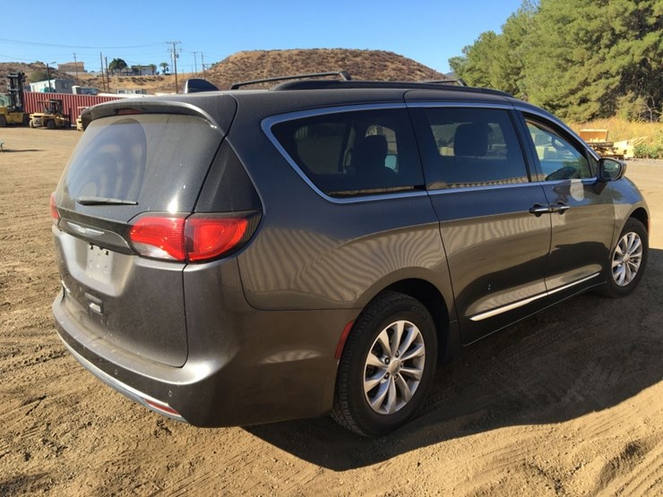 2017-chrysler-pacifica-image-3