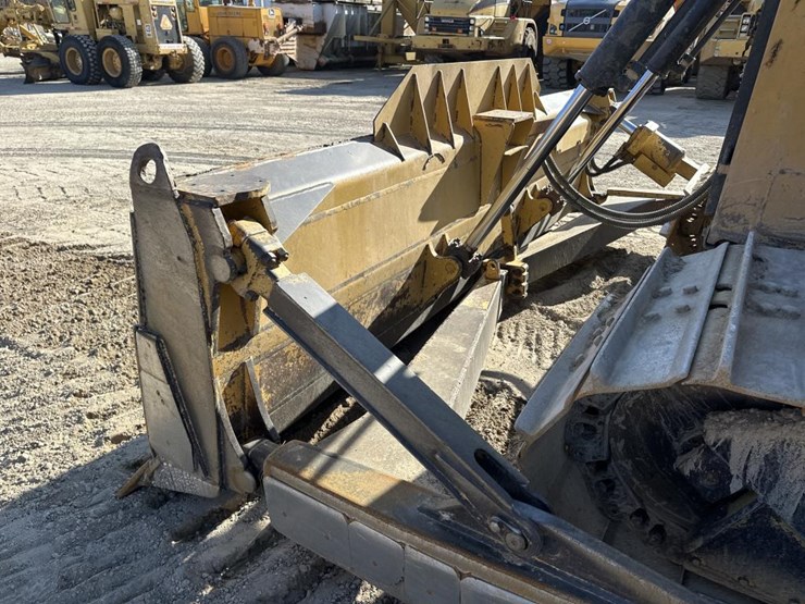 2012-caterpillar-d6t-image-10