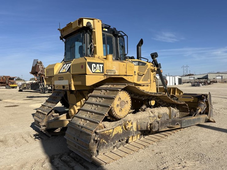 2012-caterpillar-d6t-image-5