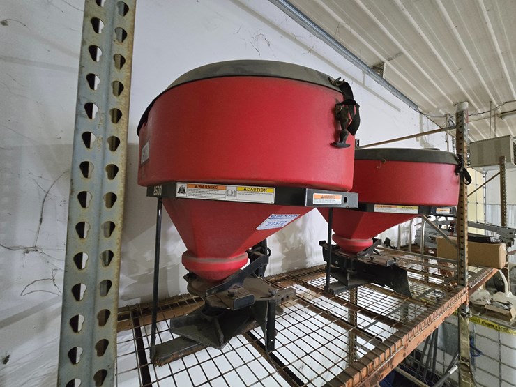 #22372-•-western-2500-tailgate-spreader-image-1