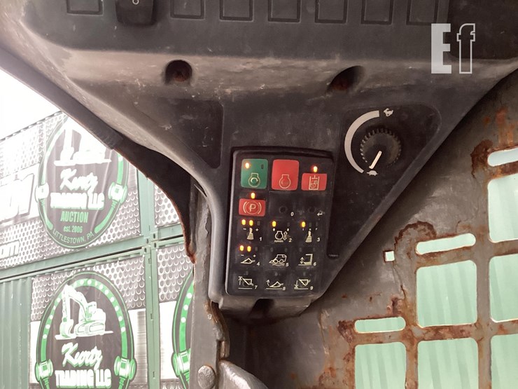 2019-deere-318g-image-16