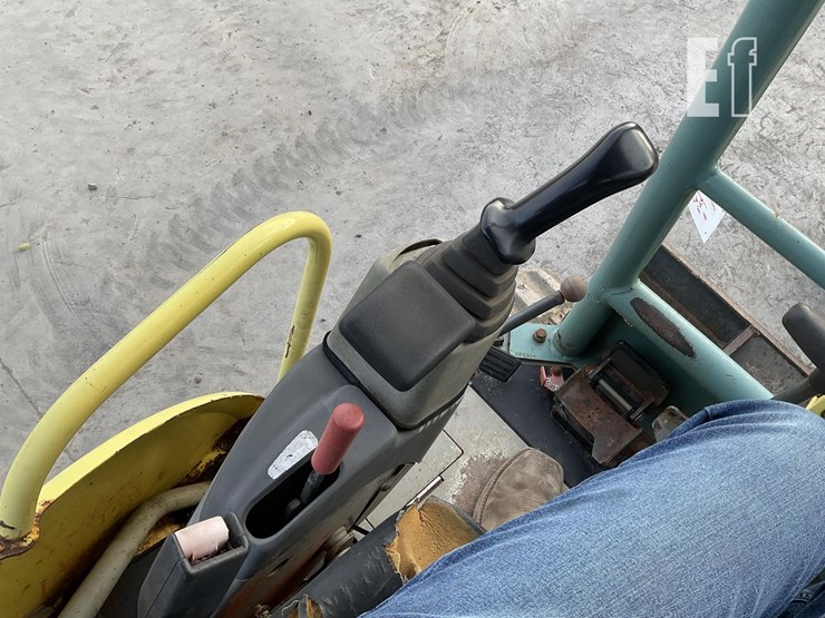 2008-yanmar-vio27-image-19