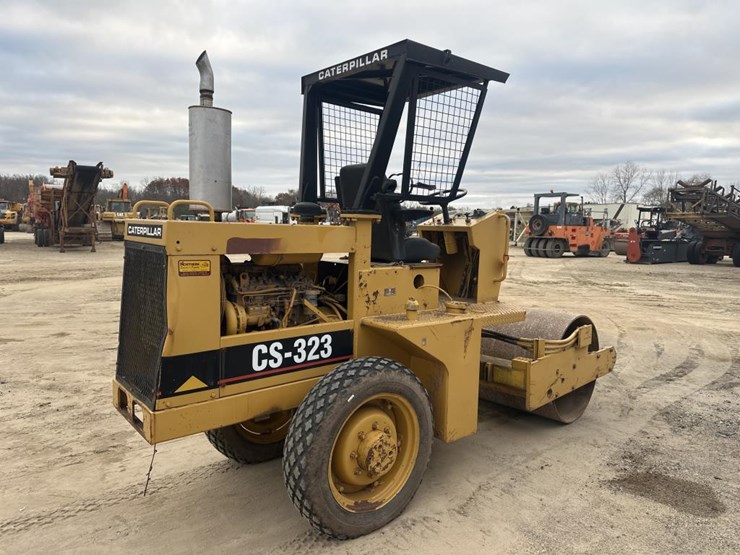 2017-caterpillar-cs-323-image-5