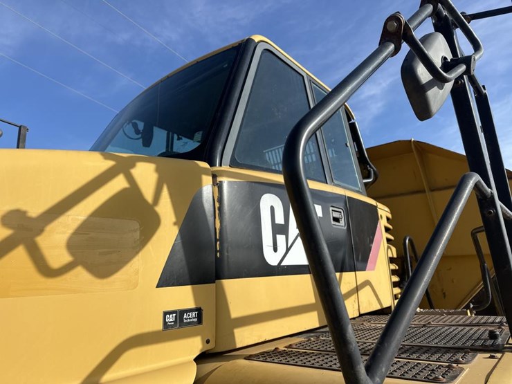 2010-caterpillar-740-image-10