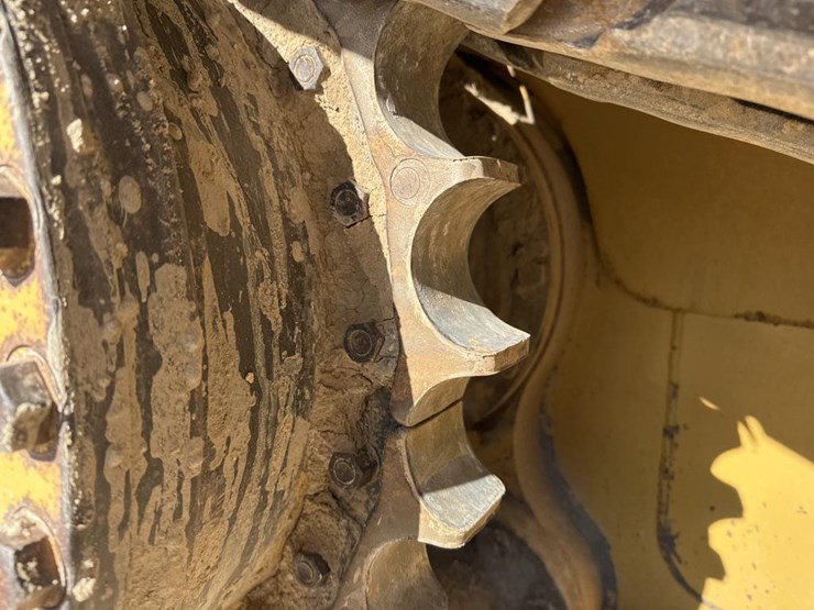 2012-caterpillar-d6t-image-47