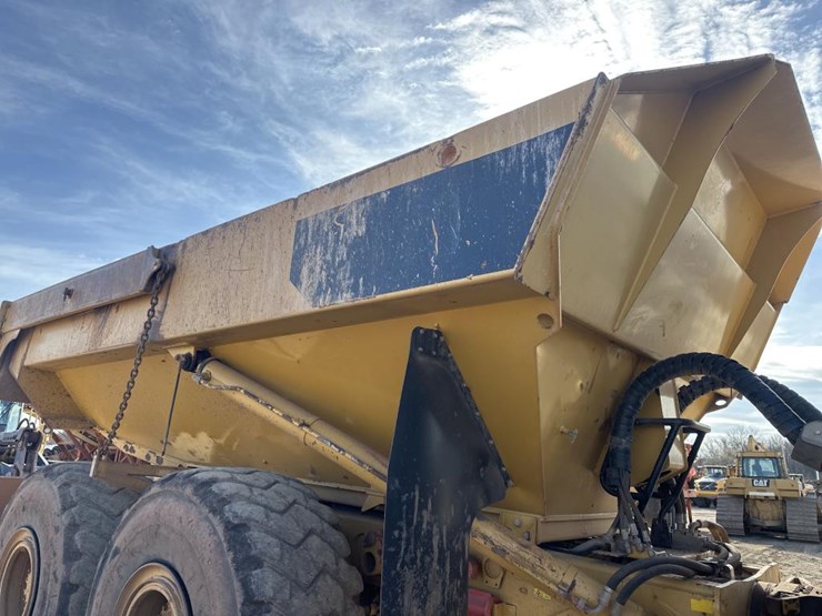 2010-caterpillar-740-image-28