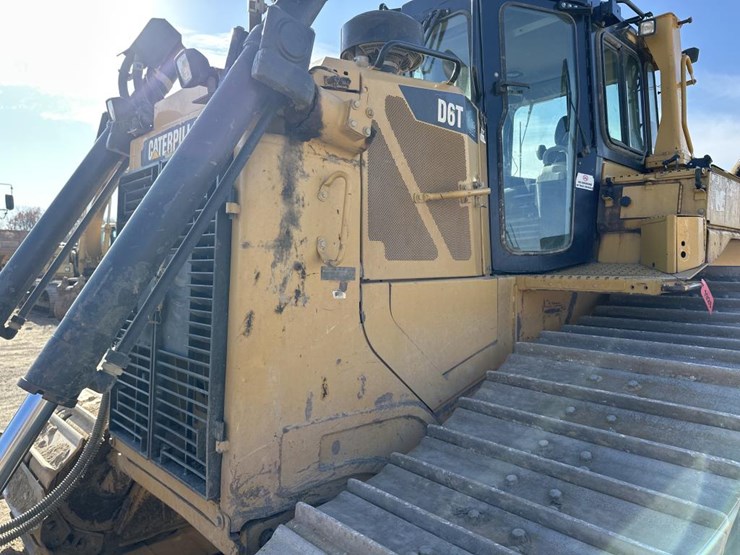 2012-caterpillar-d6t-image-24