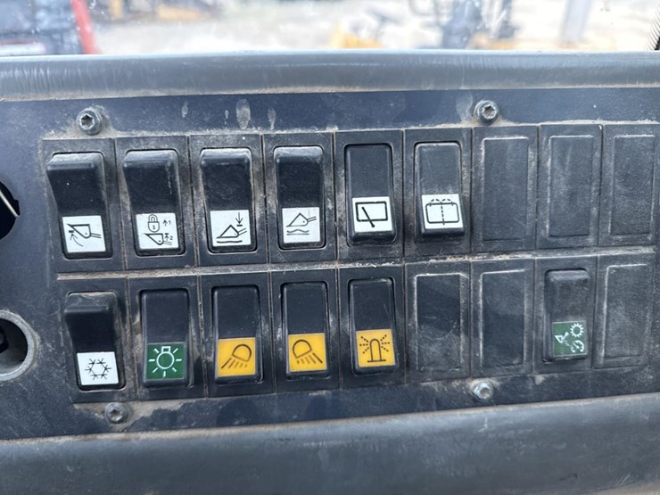 #1911-•-2004-volvo-220e-loader-image-49