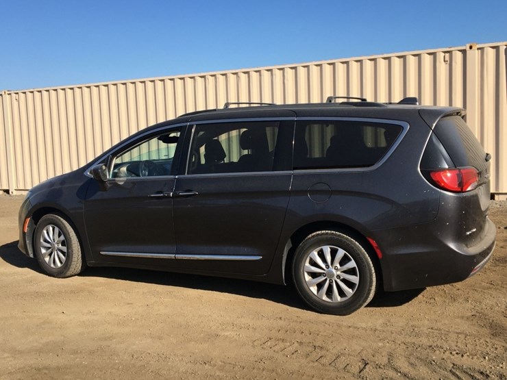 2017-chrysler-pacifica-image-4