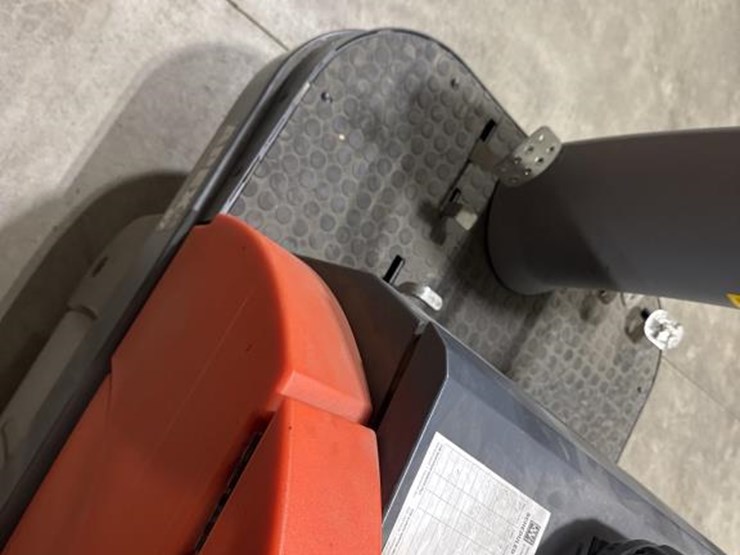 #3874-•-power-boss-apex-47-ride-on-sweeper-image-9