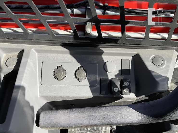 2025-kioti-tl750-image-15