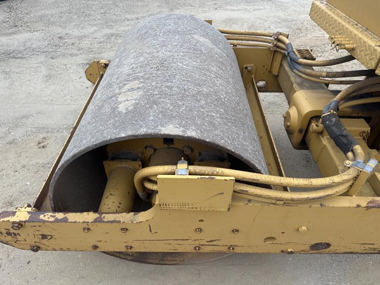 2017-caterpillar-cs-323-image-17