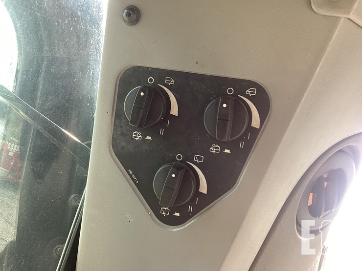 2018-caterpillar-d7e-image-23