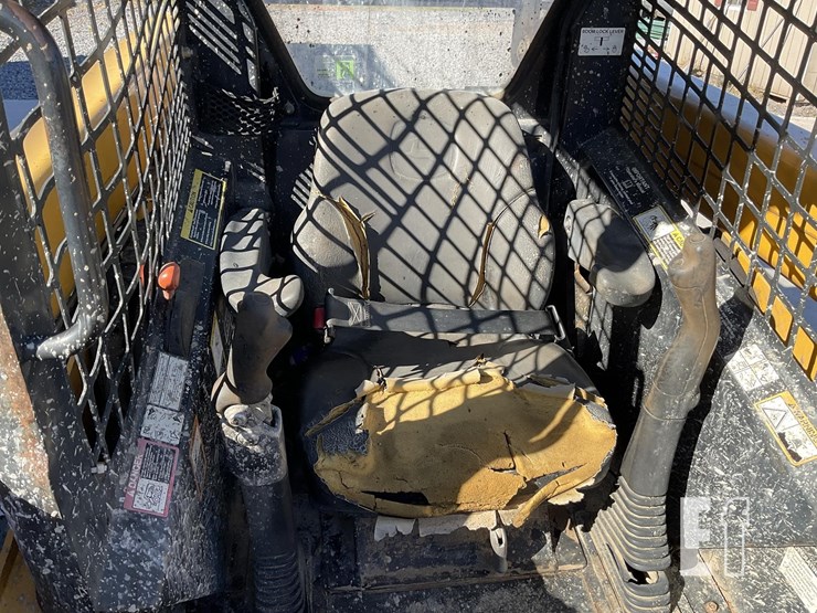 2006-deere-ct322-image-13