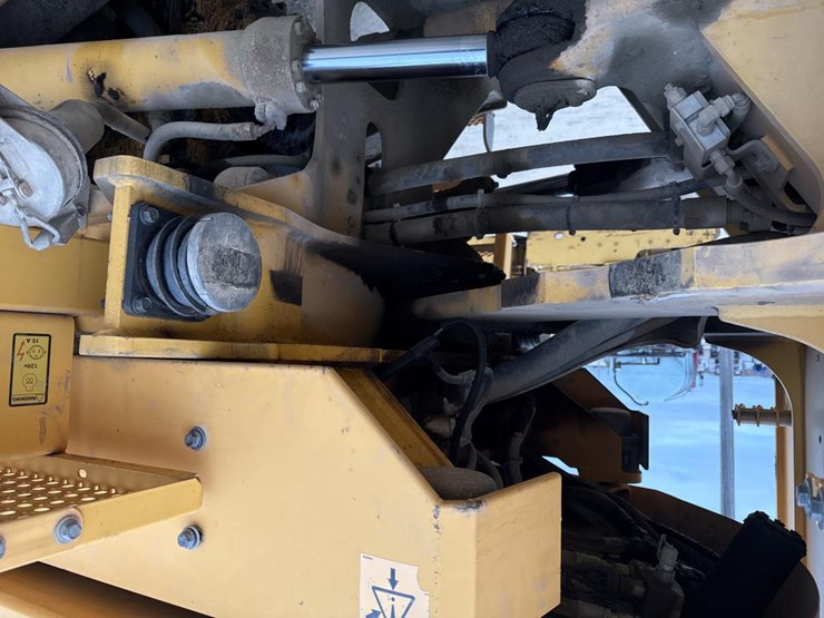 #1911-•-2004-volvo-220e-loader-image-29