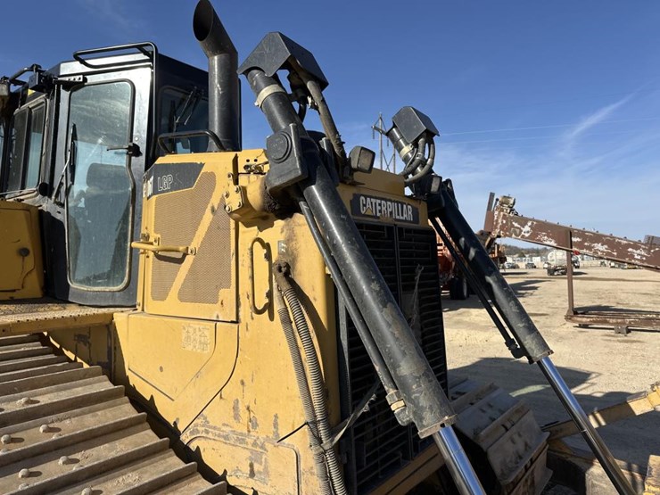 2012-caterpillar-d6t-image-16