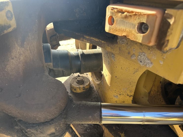 2010-caterpillar-740-image-18