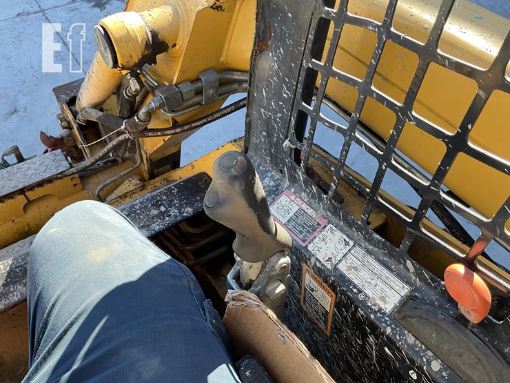 2006-deere-ct322-image-17