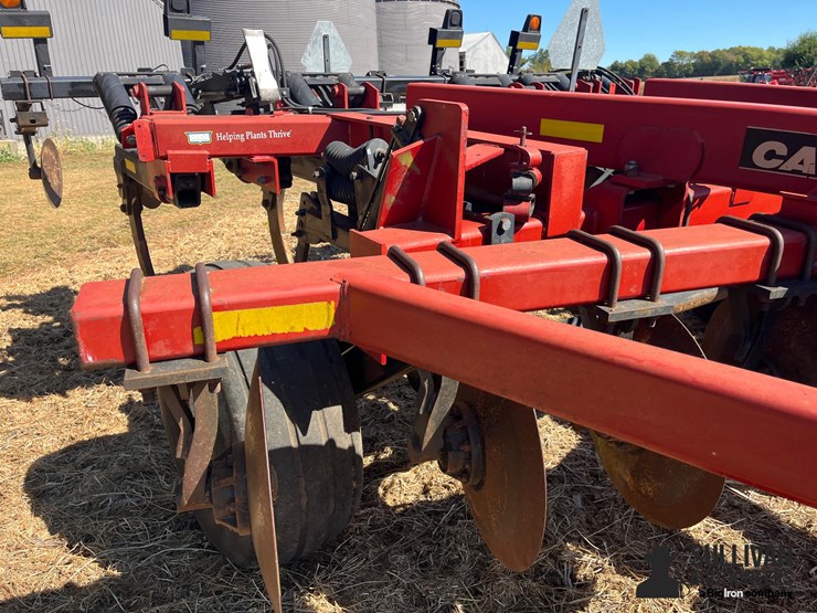 case-ih-530b-ecolo-tiger-9-shank-disk-ripper-image-16