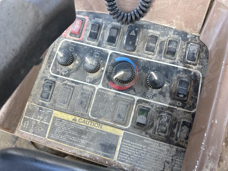 2002-deere-744h-image-33