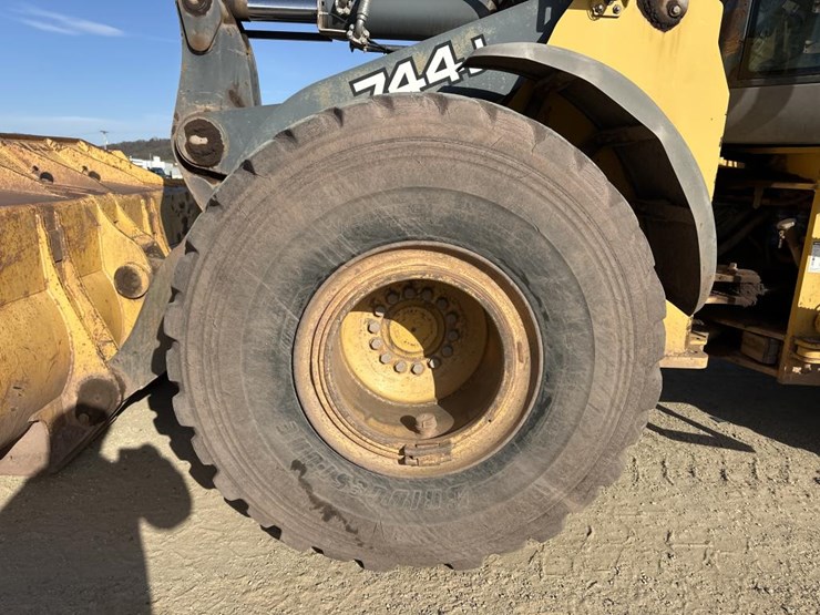 2006-deere-744j-image-38