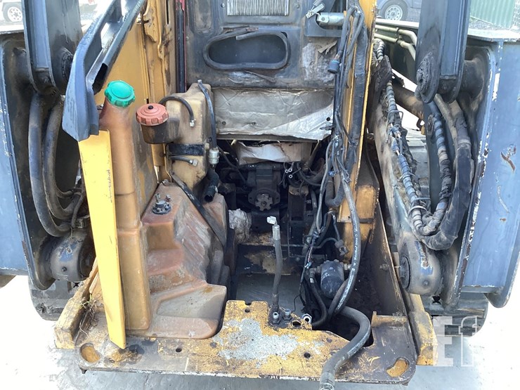 2010-deere-333d-image-14