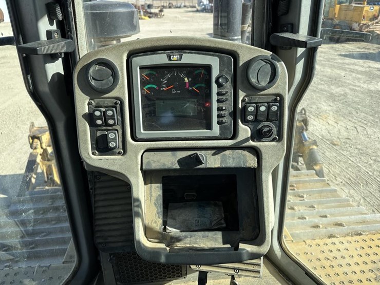 2012-caterpillar-d6t-image-30