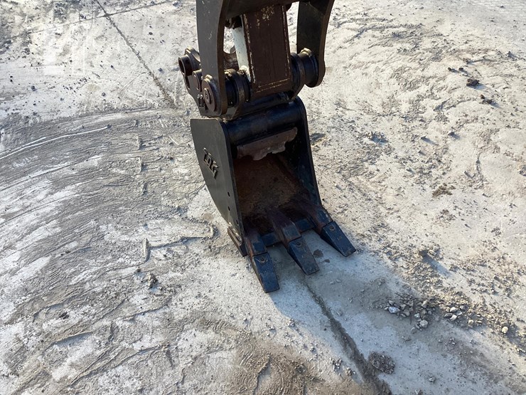 2016-takeuchi-tb240-image-9