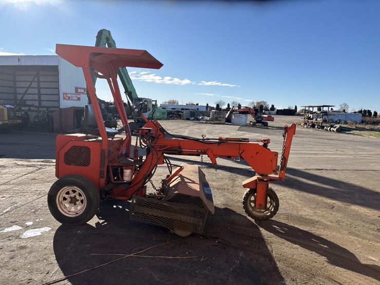 #3808-•-72"-ride-on-power-broom-image-5