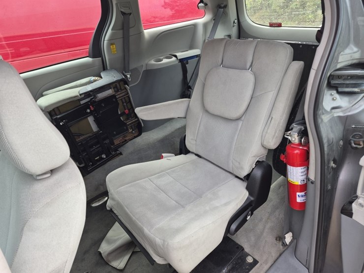 2013-toyota-sienna-image-8