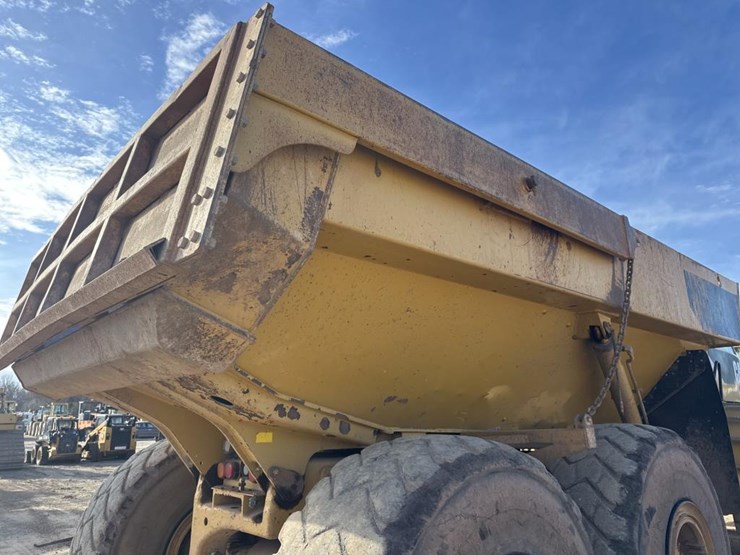 2010-caterpillar-740-image-27