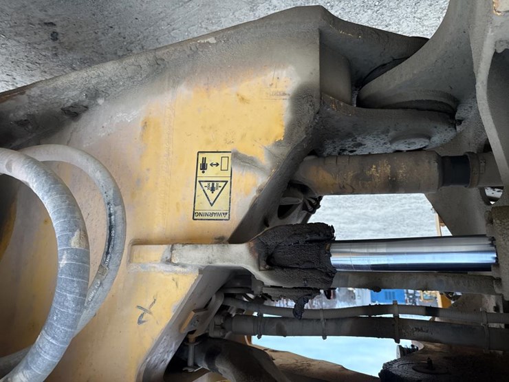 #1911-•-2004-volvo-220e-loader-image-24