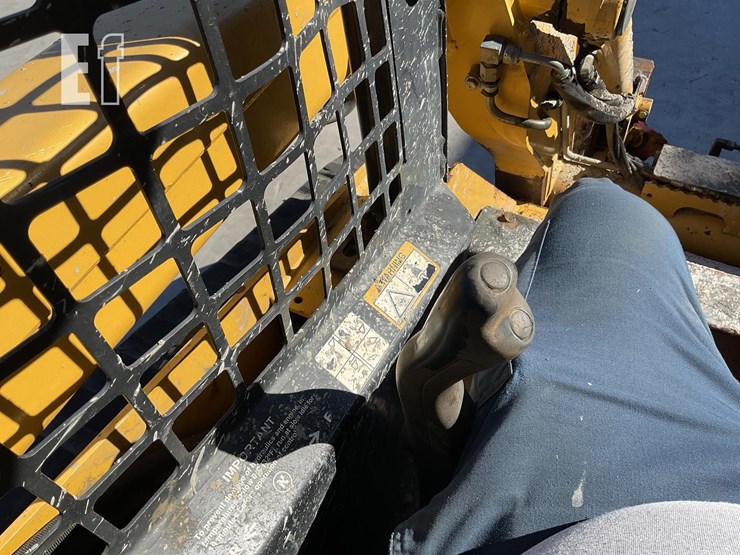 2006-deere-ct322-image-18