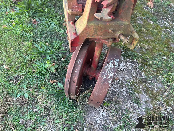 farmall-f-12-2wd-tractor-image-15