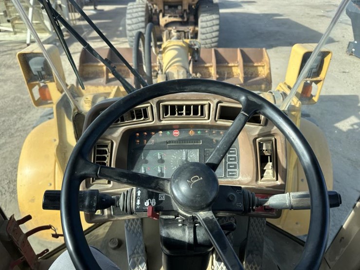 2002-deere-744h-image-31
