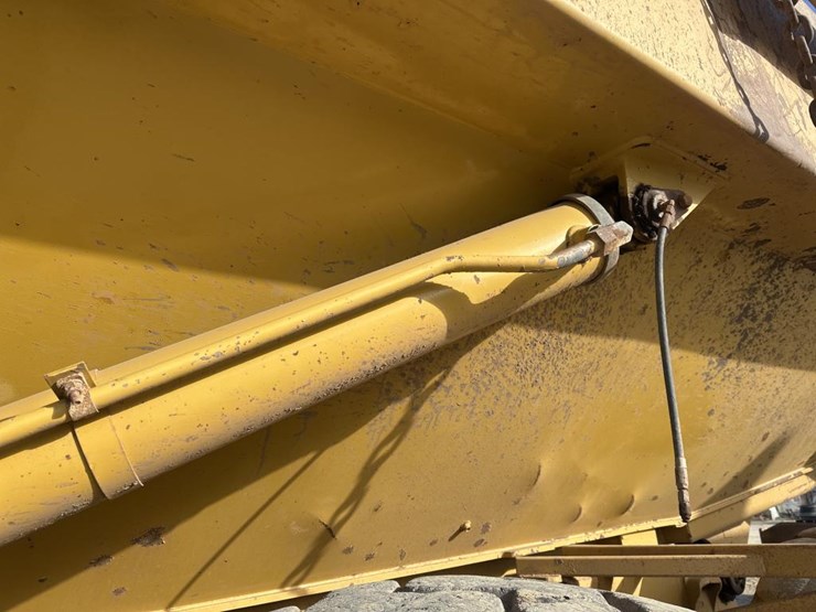 2010-caterpillar-740-image-24