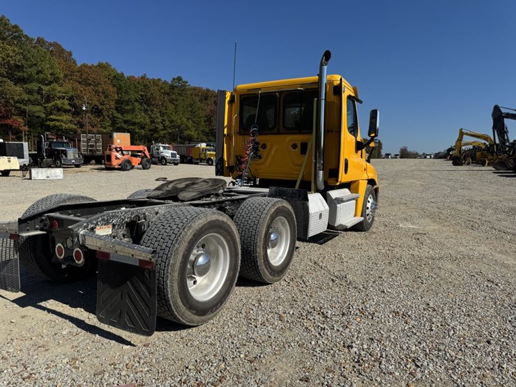 #4649-•-2014-freightliner-125-day-cab-truck-image-3