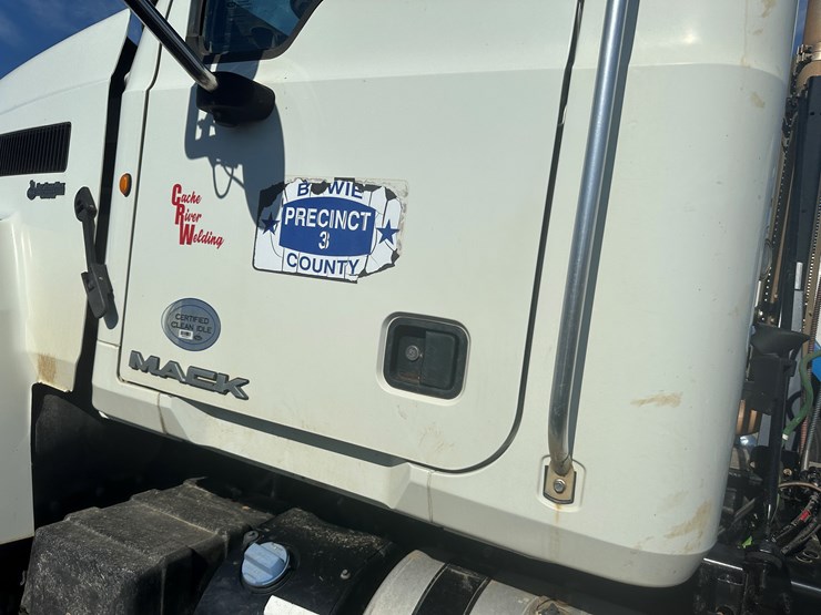 #32746-•-2014-mack-chu-t/a-daycab-truck-tractor-vin:-1m2an07y4em016702-image-79